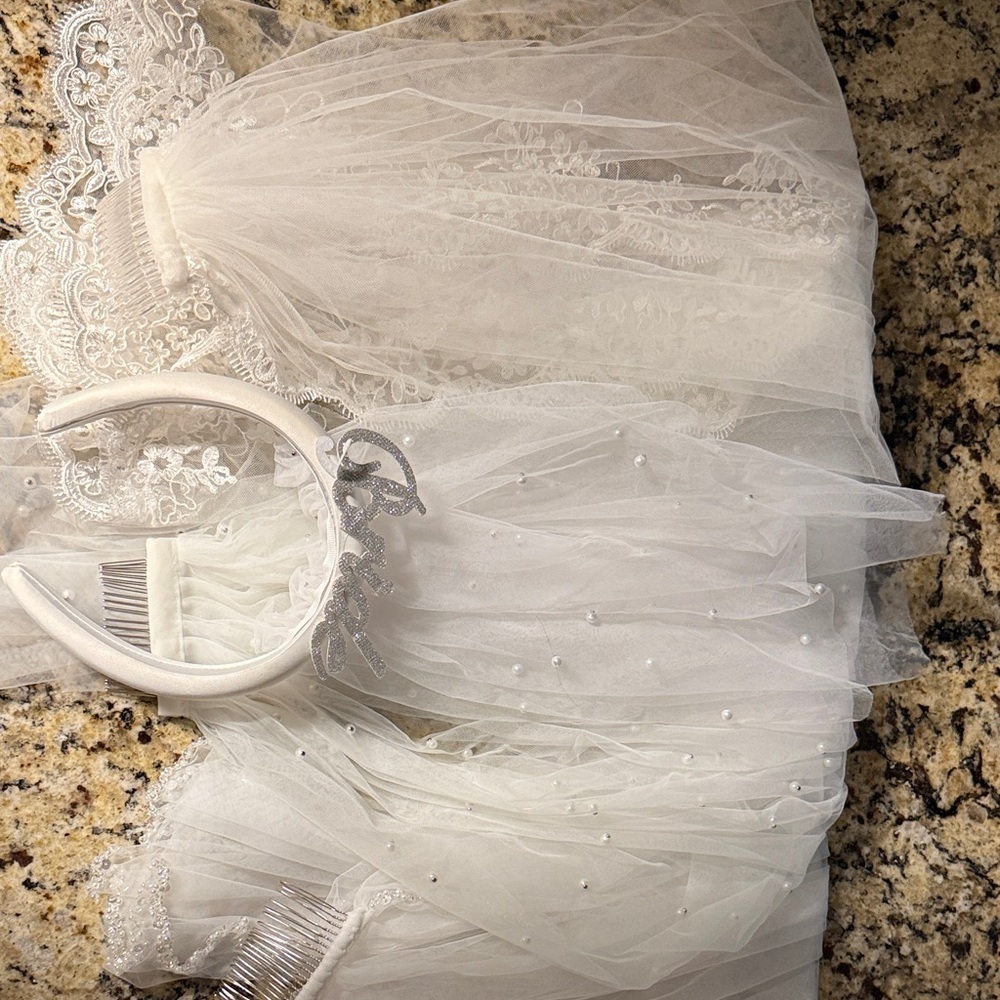 Amazon Elegant White Lace Veil with Comb